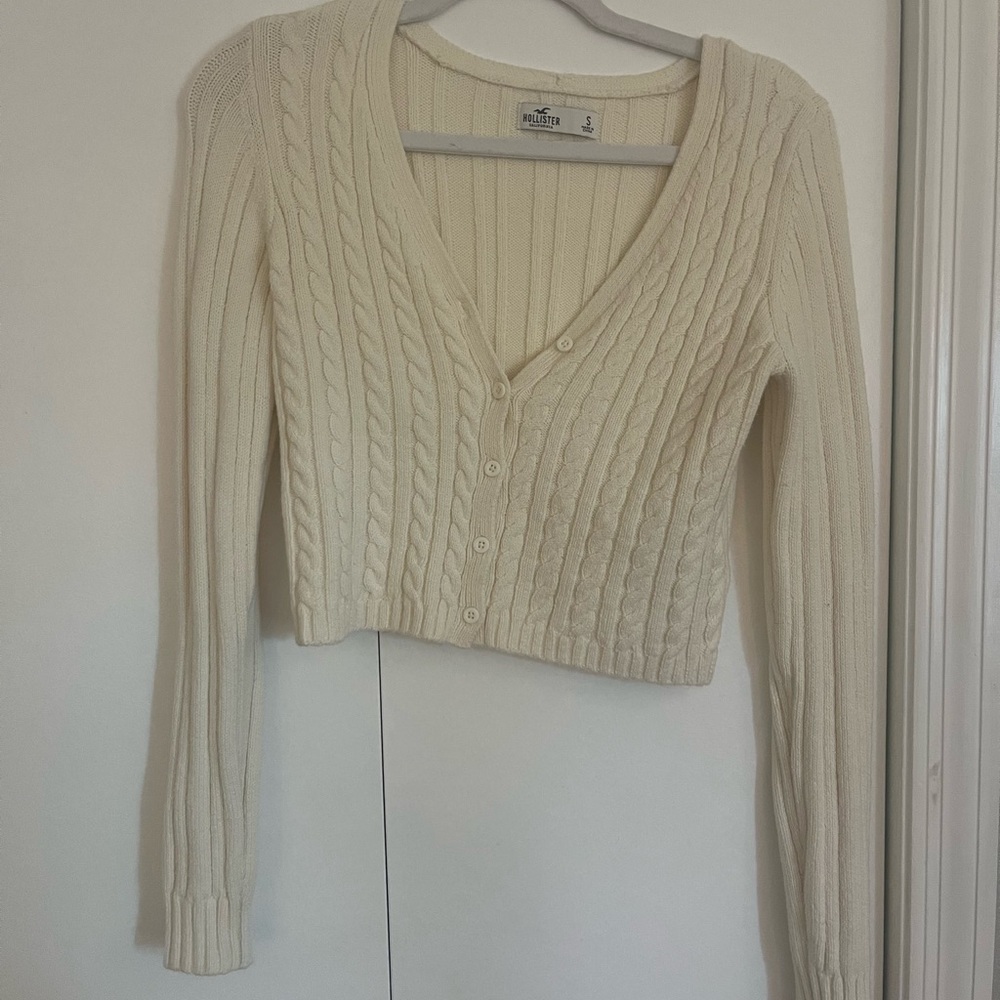 Hollister Cream V-Neck Cropped Cable Knit Sweater